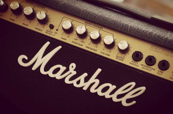 Marshall amplifier with knobs and inputs