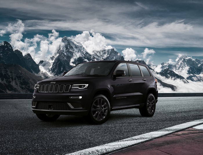 Black Jeep Grand Cherokee 4K
