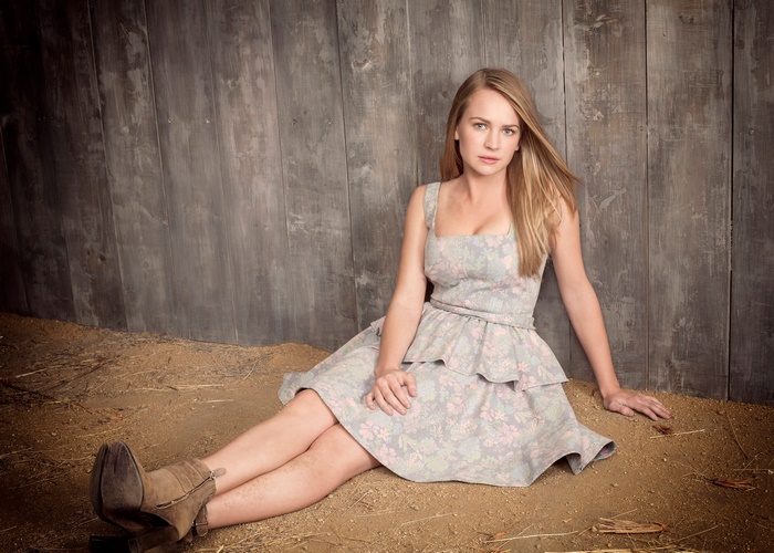 Britt Robertson sitting on the ground