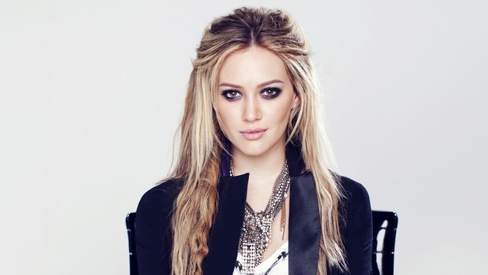 Hilary Duff blonde actress with necklace