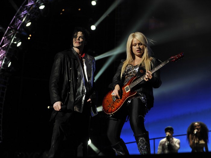 Michael Jackson performing with a female guitarist