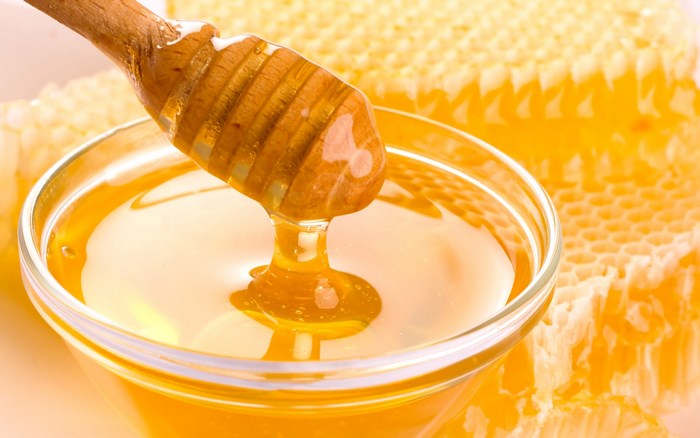 Honey dipper with honey and honeycomb
