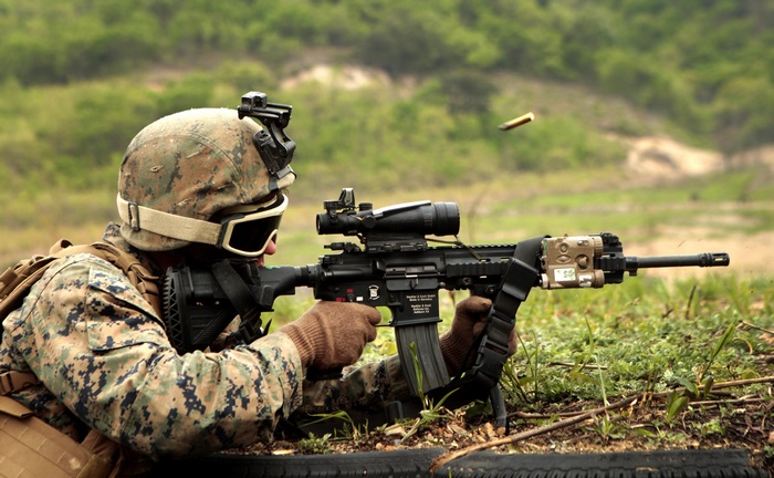 Marine firing HK416 rifle