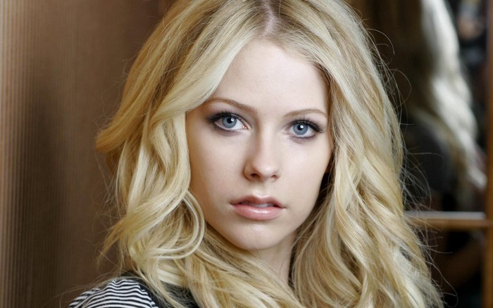 Avril Lavigne blonde portrait