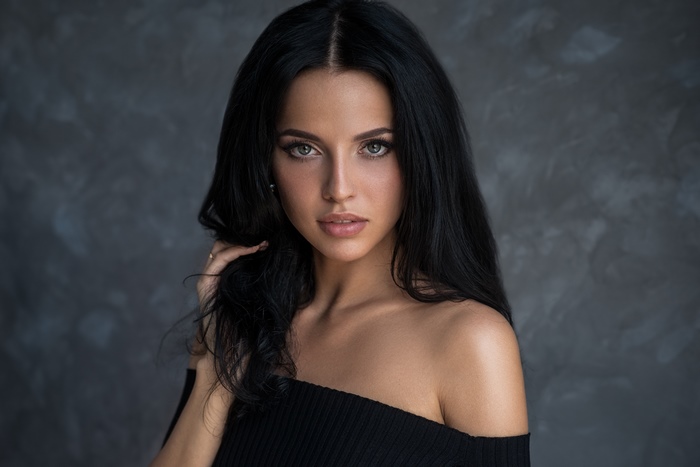 Woman with black hair and blue eyes