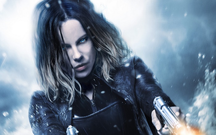 Selene from Underworld holding guns