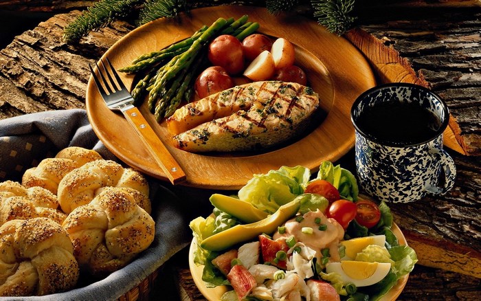 Grilled Salmon with Asparagus, Potatoes, Salad, Rolls, and Coffee