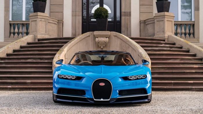 Blue Bugatti Chiron in front of a mansion