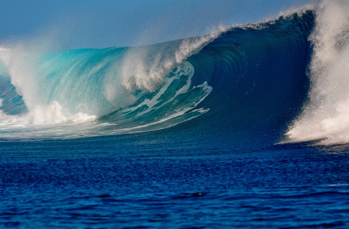 Massive Ocean Wave Curling with Foam in 4K