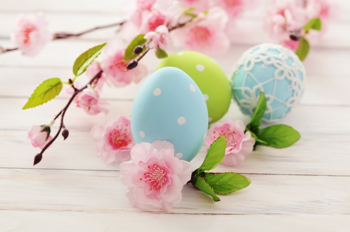 Easter eggs and cherry blossoms 4K