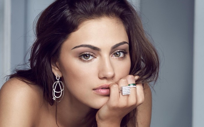 Phoebe Tonkin with diamond earrings and rings