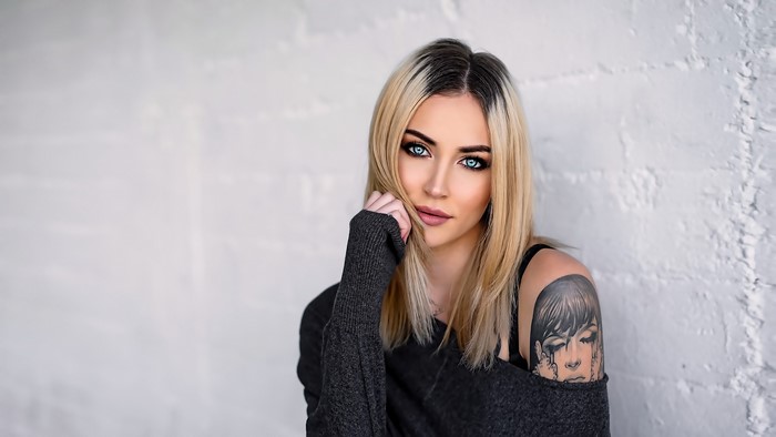 Woman with blonde hair and tattoos