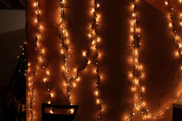String lights on a wall 4K