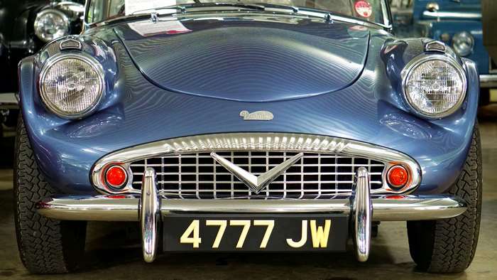 Blue classic car with license plate 4777 JW