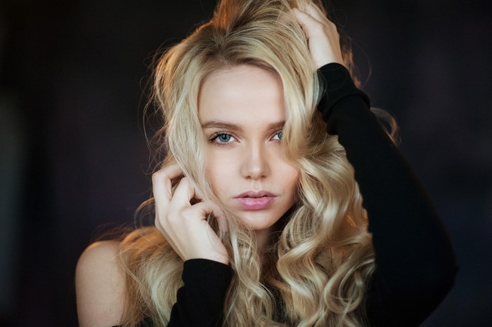 Blonde Woman with Wavy Hair and Intense Gaze
