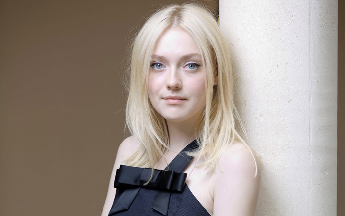 Dakota Fanning Blonde Woman Blue Eyes