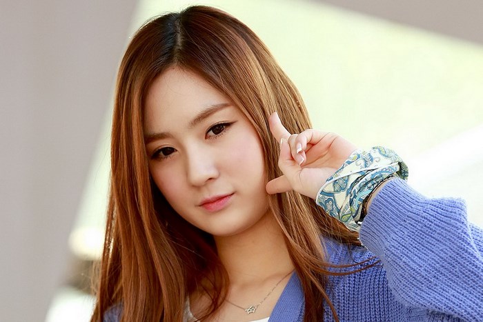 Korean girl group member with brown hair