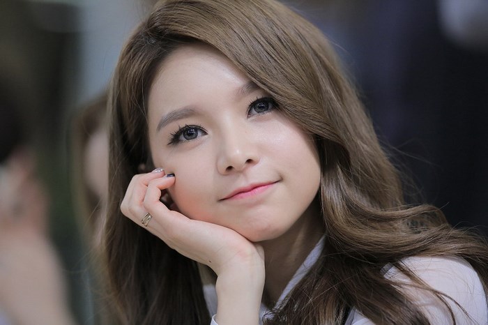 Korean girl group member with brown hair
