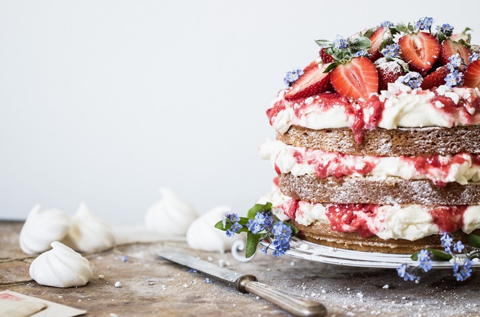 Naked cake with strawberries and cream 4K