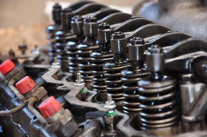 Engine valve springs and fuel injectors 4K