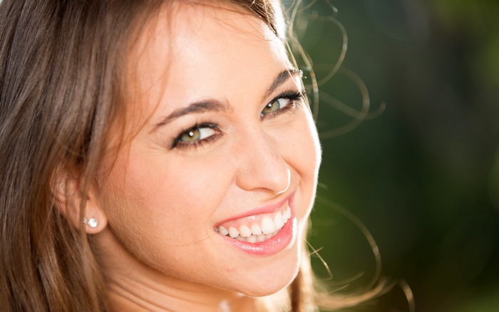 Riley Reid smiling outdoors