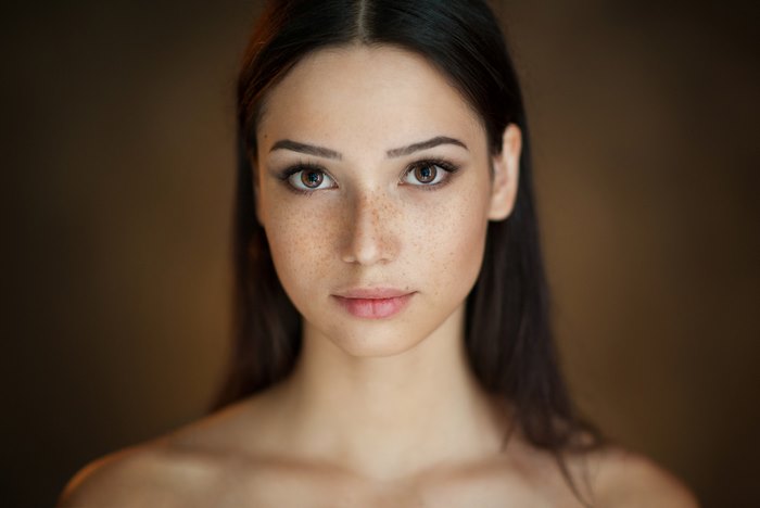 Woman with freckles and brown eyes