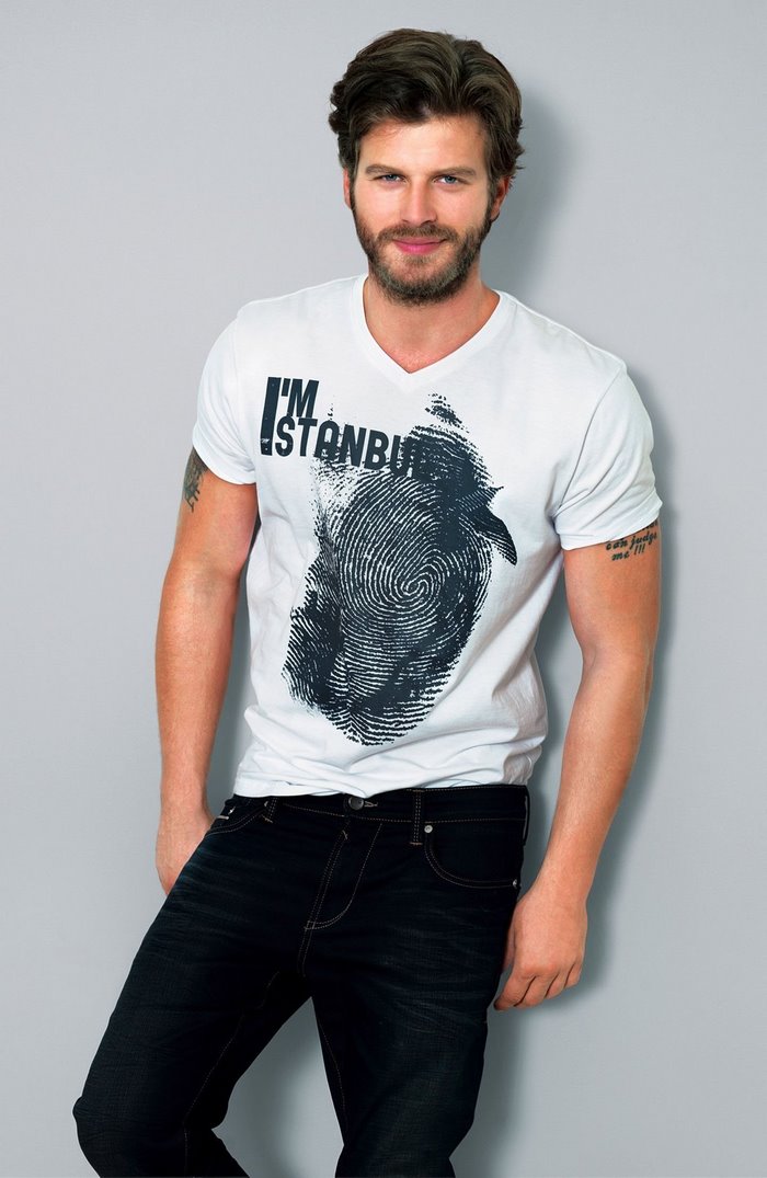 Kivanc Tatlitug wearing an "I'm Istanbul" t-shirt