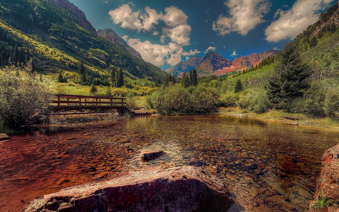 Maroon Bells lake and bridge