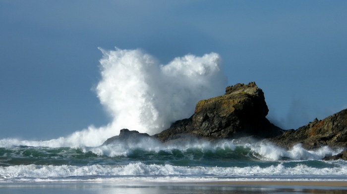 Wave crashing on rocks