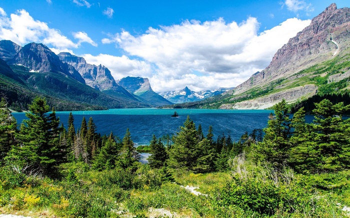 Turquoise lake surrounded by mountains and pine trees