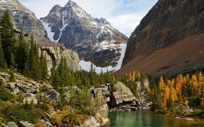 Mountain valley with lake and autumn trees