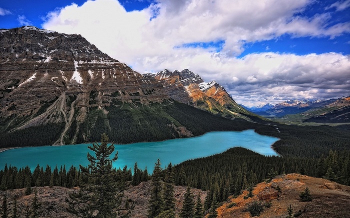 Turquoise lake and mountains under cloudy sky