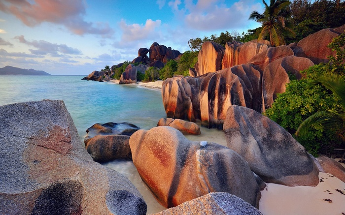 Anse Source d'Argent beach with granite boulders