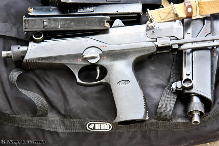 Bento bag with a pistol and magazines