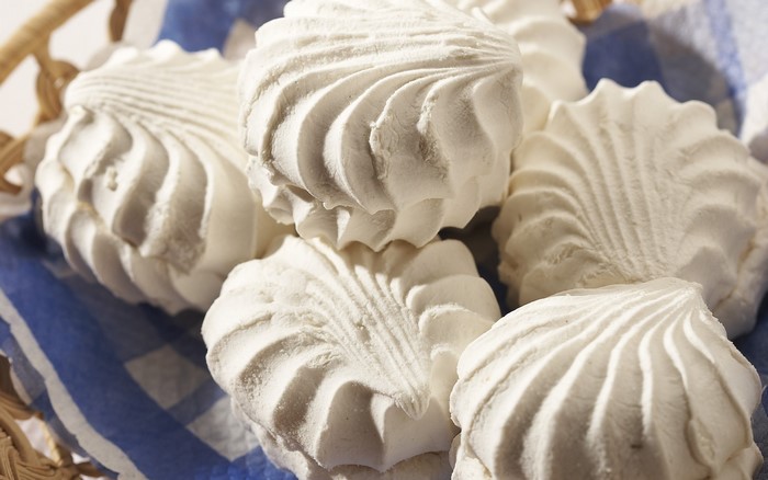 White Zefir marshmallows in a basket