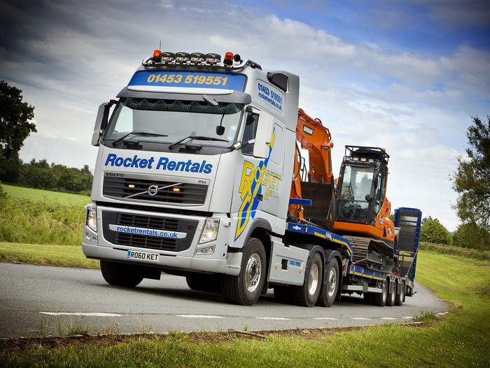 Volvo FH Rocket Rentals truck carrying Doosan excavator
