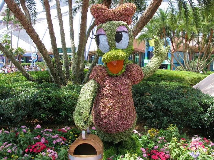 Daisy Duck topiary at Epcot