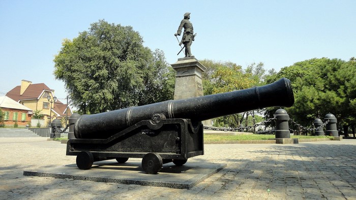 Monument with cannon and statue in a park