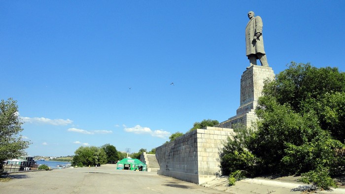 Monument to Lenin on the embankment in Volgograd