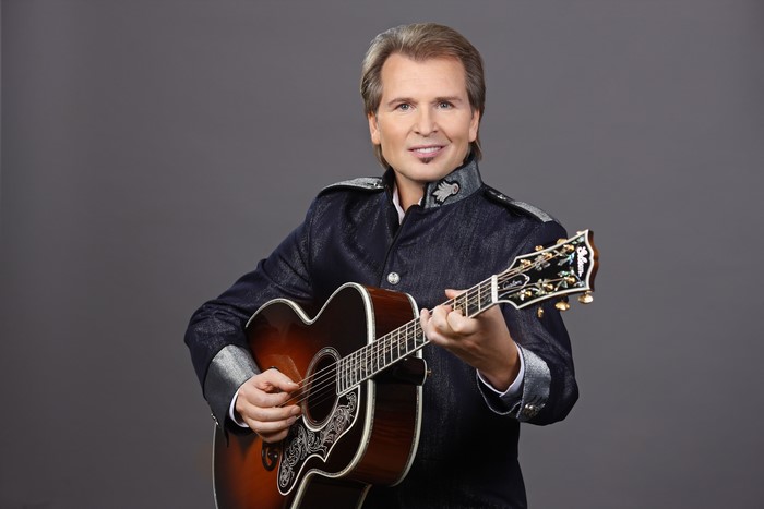 Alexander Malinin Nikolaevich playing guitar
