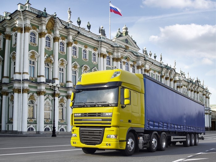 Yellow DAF XF Truck in front of a Palace