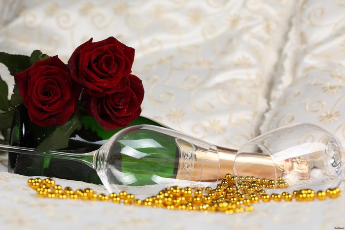 4K Roses and Champagne Glasses