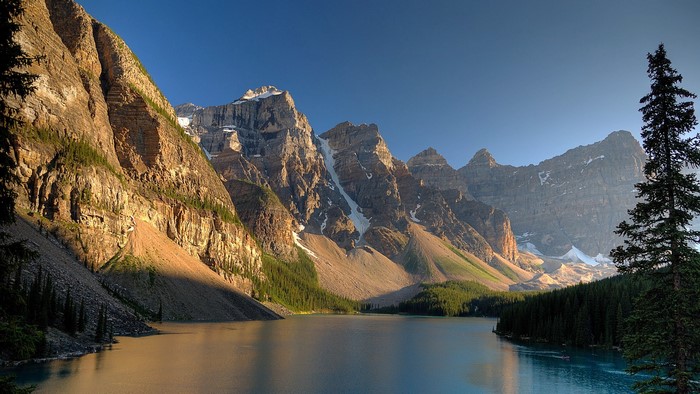 Moraine Lake and Mountains in Banff National Park