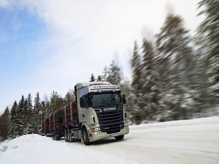 Scania Highline logging truck in winter