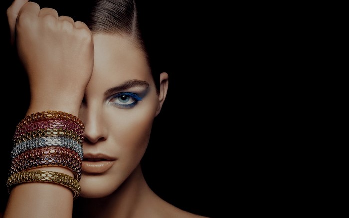 Hilary Rhoda with bracelets and blue eyeshadow