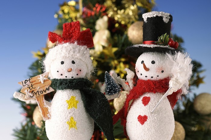 Two snowmen with Christmas tree