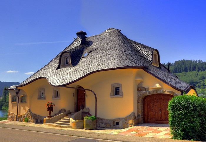 Unusual house with a wavy roof in Zell (Mosel), Germany