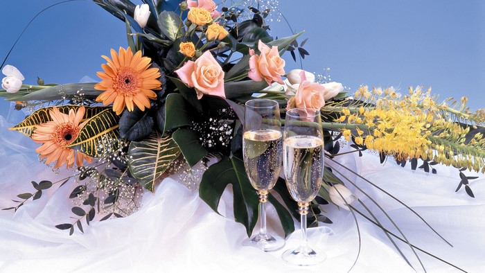 Bouquet with champagne glasses