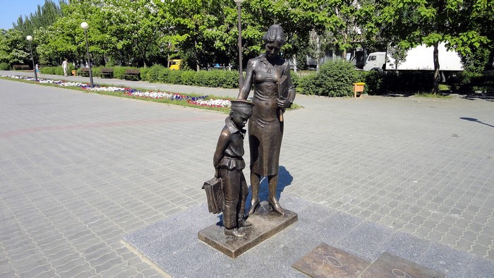 Monument to a teacher and a student in Volgograd
