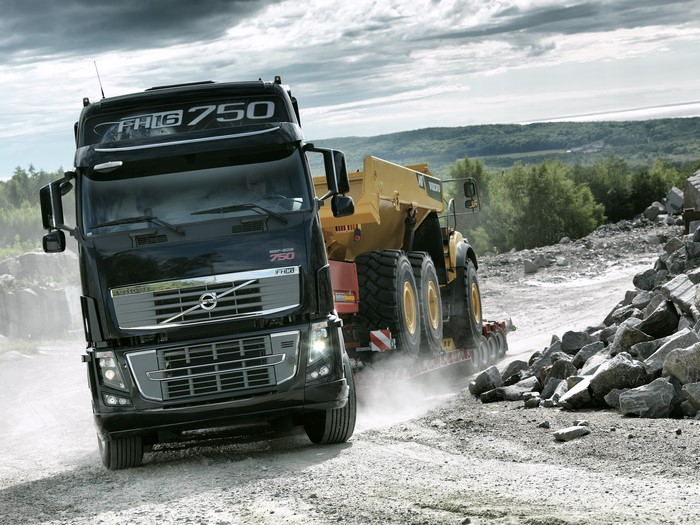 Volvo FH16 750 Truck Transporting Articulated Hauler